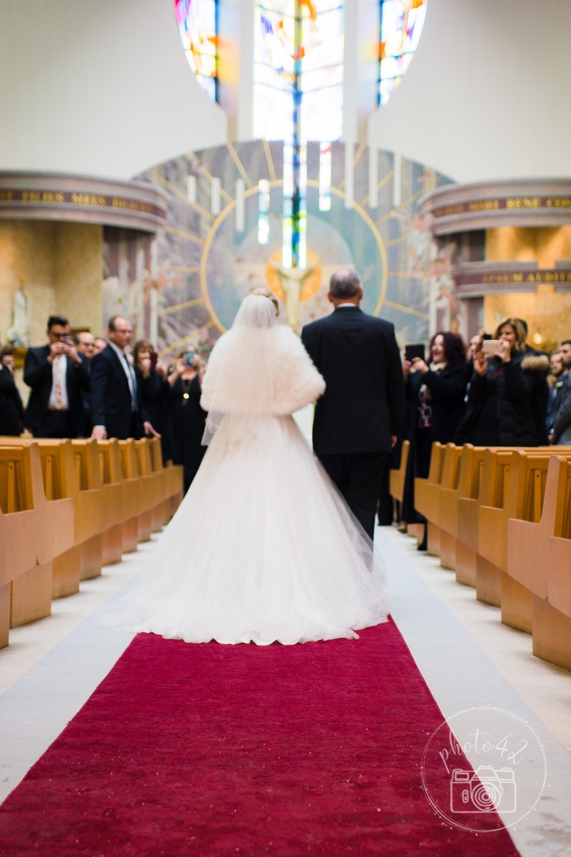 father walking daughter down the isle